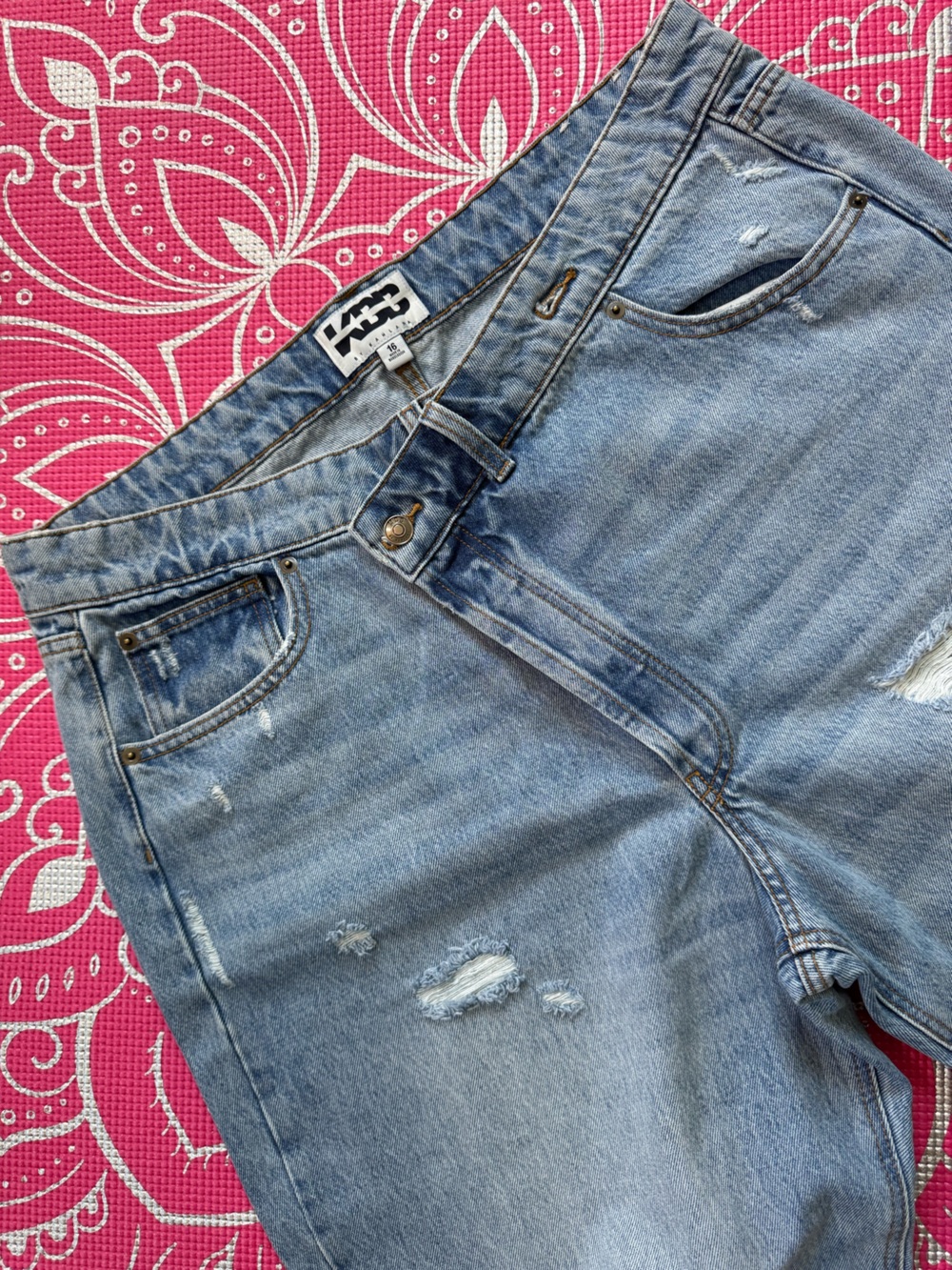 KBB by KAHLANA Women's Mid-Rise Tapered Leg 'The Dylan Jean' - Light Wash Sz 16